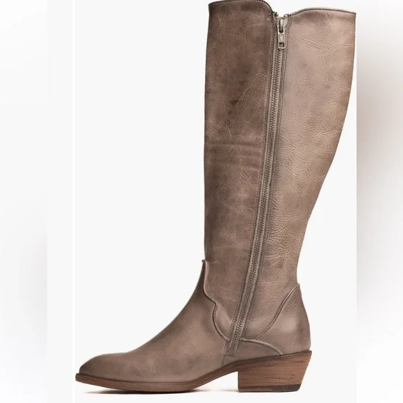 Frye
Carson Piping Knee High Western Boot - Picture 10 of 10